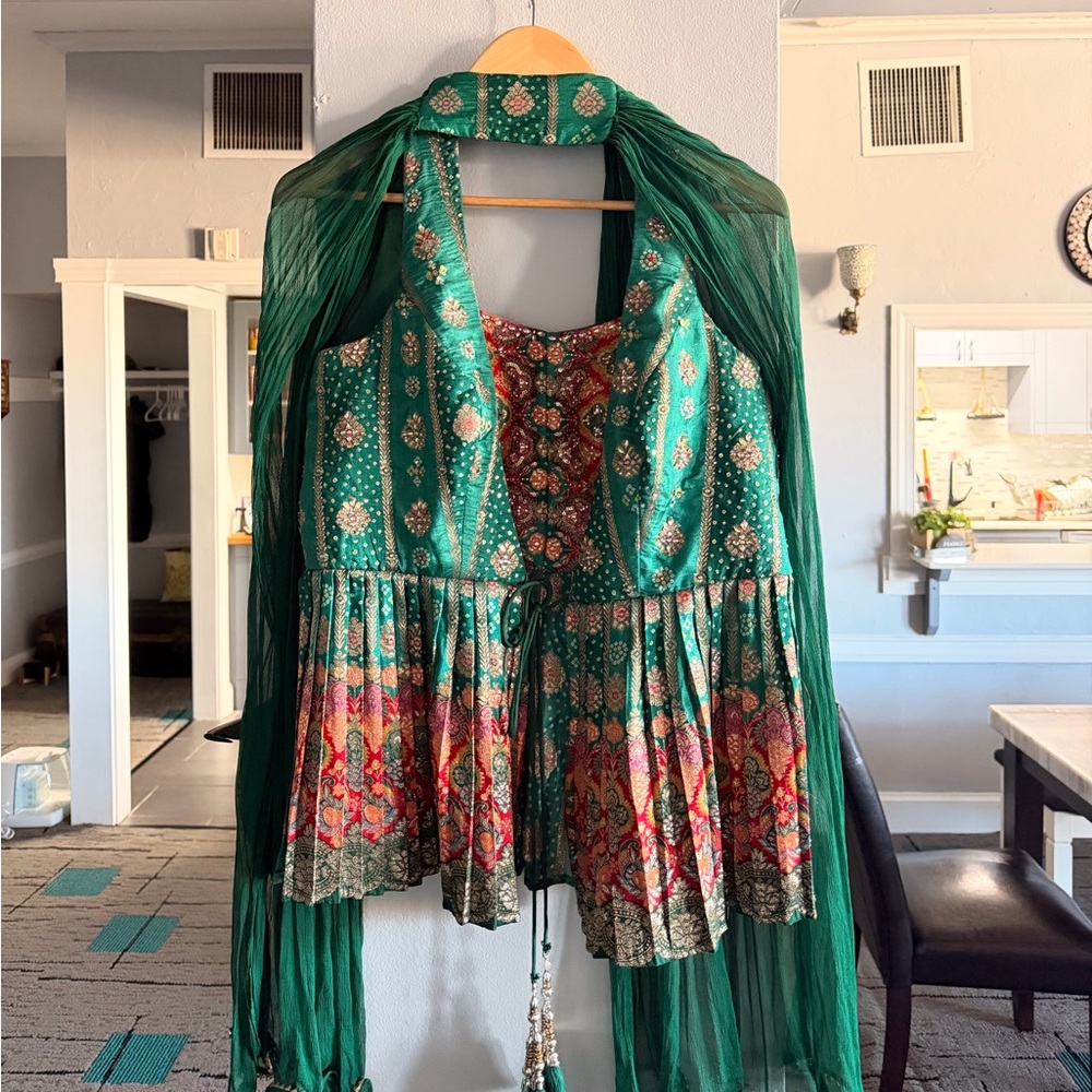 Green and red multicolor lengha